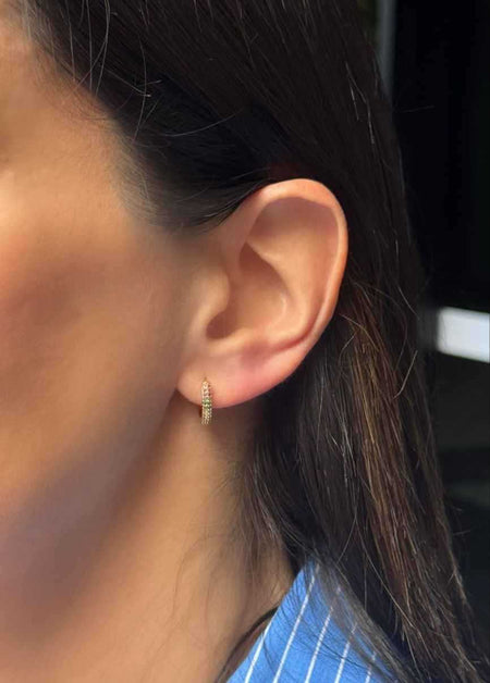 Brinco argola micro cravejada com zircônias coloridas em banho de ouro 18k