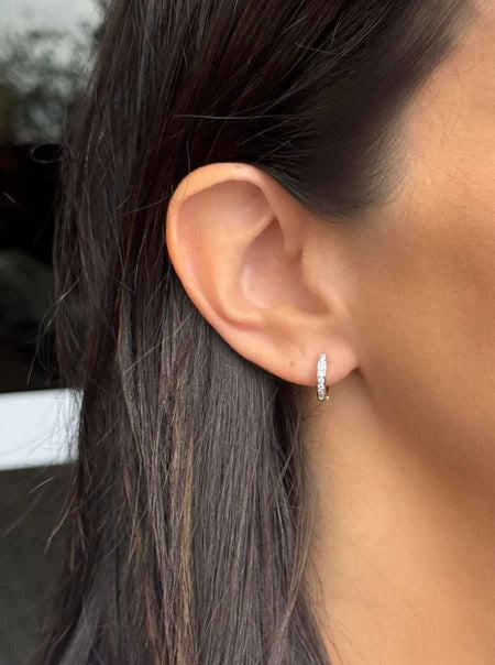 Brinco argola mini micro cravejada com zircônias em banho de ródio