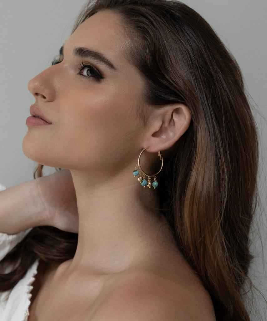 Brinco argola turquesas e esferas em banho de ouro 18k