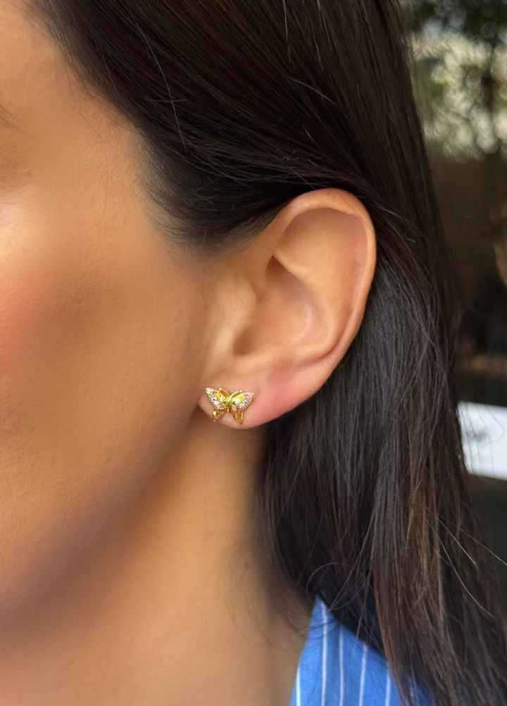 Brinco borboleta cravejado com zircônias coloridas em banho de ouro 18k