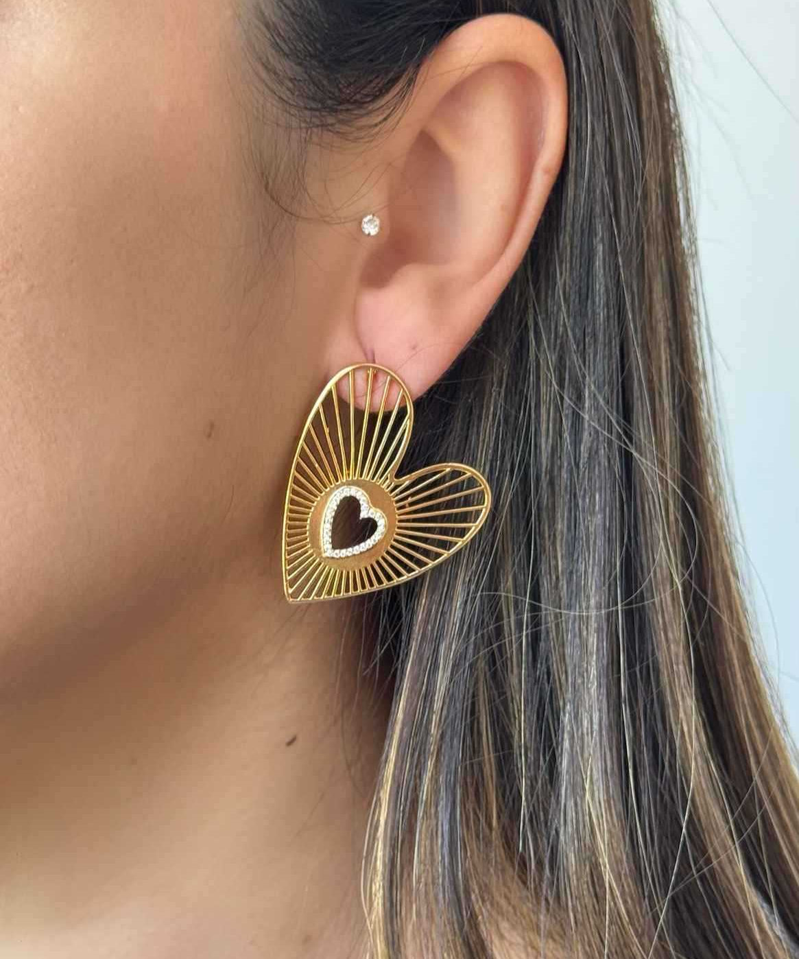 Brinco coração telado em banho de ouro 18k