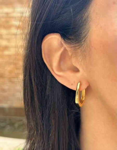 Brinco de argola aberta facetada em banho de ouro 18k