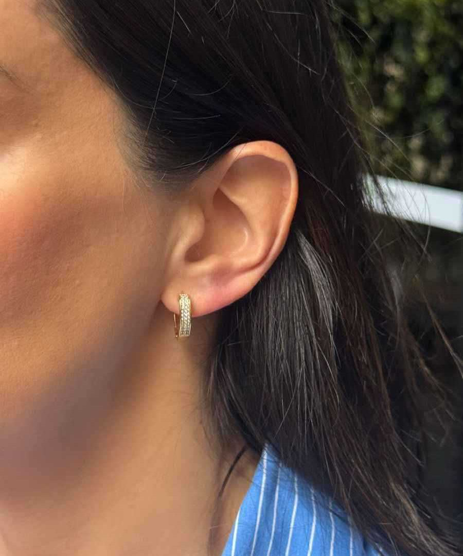 Brinco de argola coração micro cravejada com zircônias em banho de ouro 18k