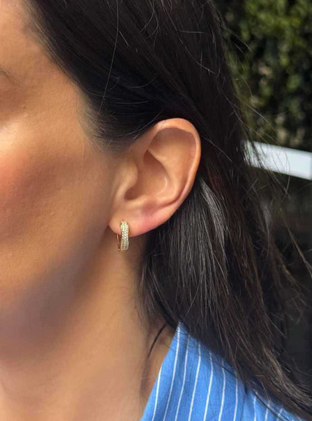 Brinco de argola coração micro cravejada com zircônias em banho de ouro 18k