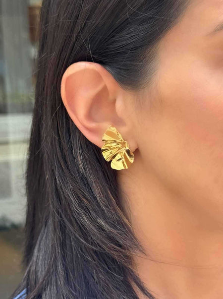 Brinco meia pétala orgânico em banho de ouro 18k