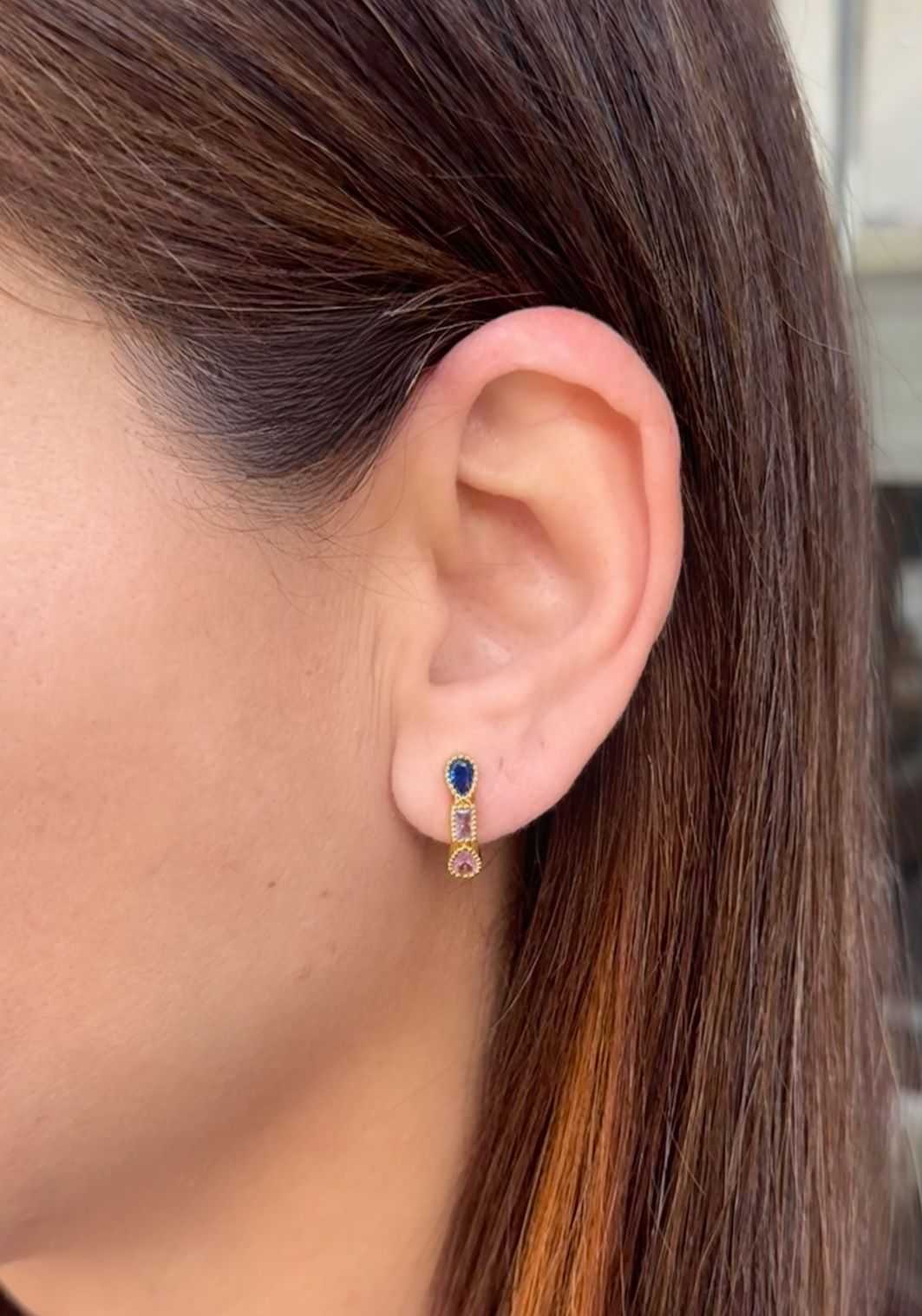 Brinco formas com zircônias coloridas em banho de ouro 18k - JOYÁ