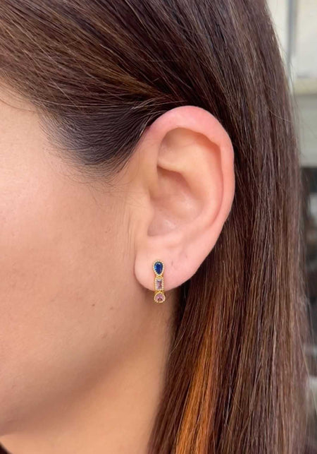 Brinco formas com zircônias coloridas em banho de ouro 18k - JOYÁ
