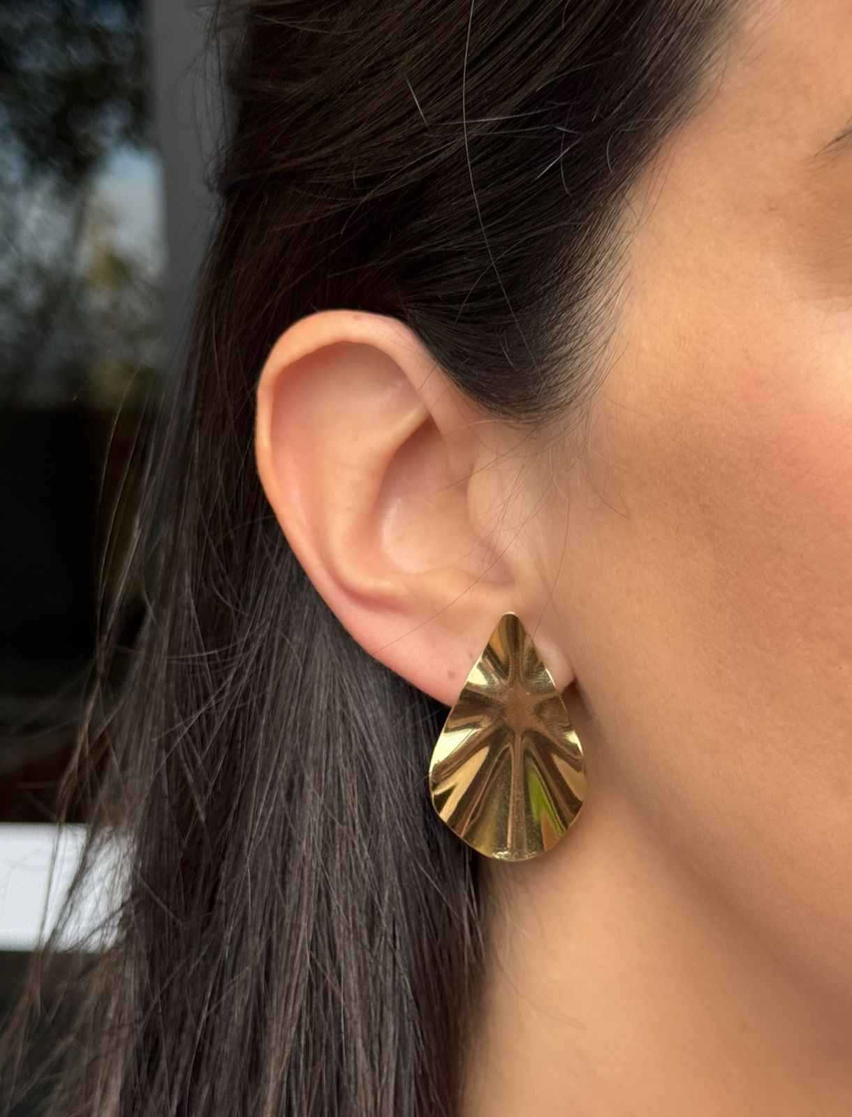 Brinco gota orgânico martelado em banho de ouro 18k