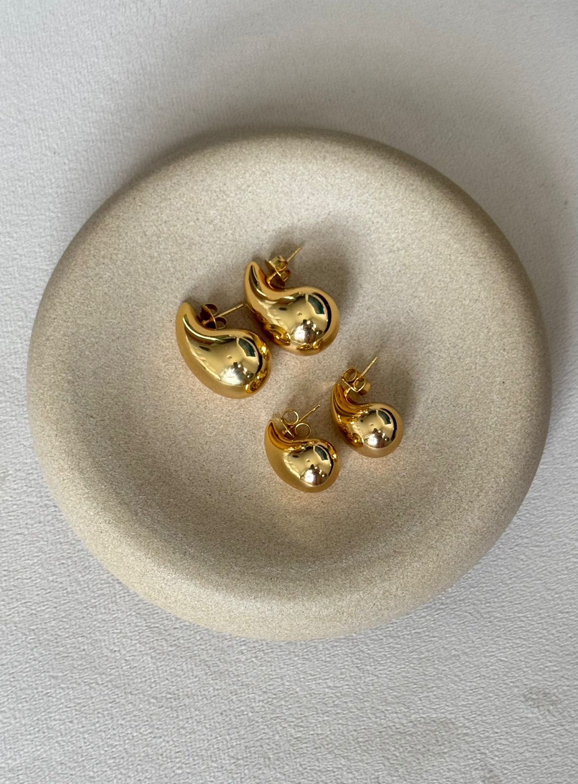 Brinco gota vírgula bold maior em banho de ouro 18k