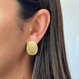 Brinco oval abaulado com detalhes em banho de ouro 18k