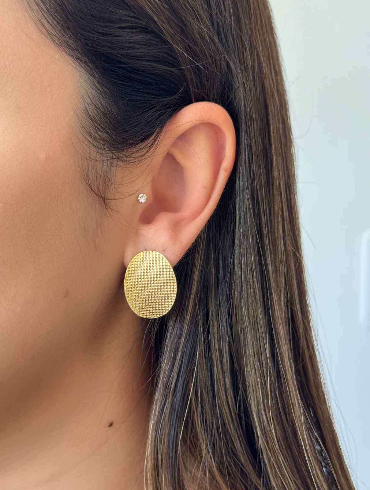 Brinco oval abaulado com detalhes em banho de ouro 18k
