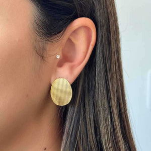 Brinco oval abaulado com detalhes em banho de ouro 18k