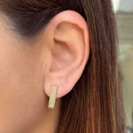 Brinco palito cravejado com zircônhas em banho de ouro 18k