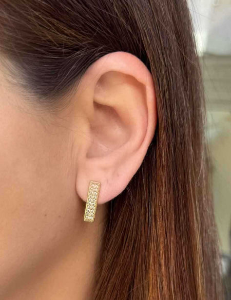 Brinco palito cravejado com zircônhas em banho de ouro 18k