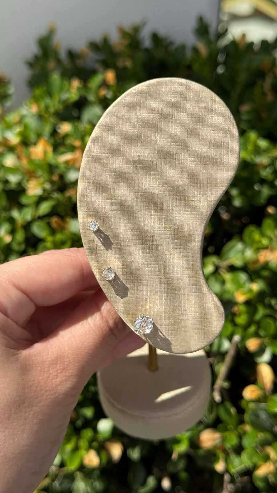 Brinco trio pontos de luz com zircônia em banho de ouro 18k