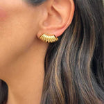 Brinco wave textura em banho de ouro 18k