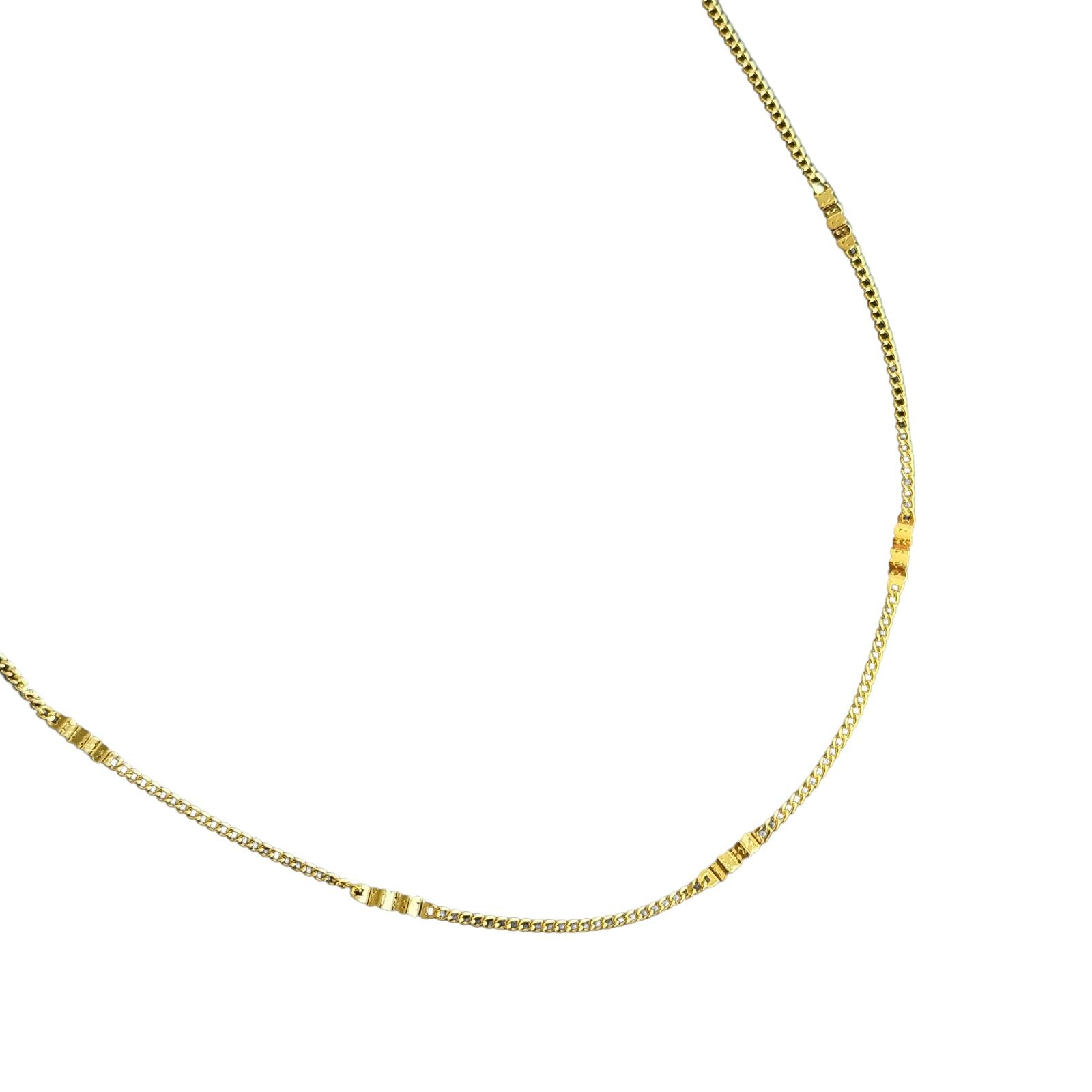 Choker detalhes plissados em banho de ouro 18k