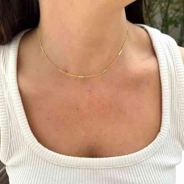 Choker detalhes plissados em banho de ouro 18k