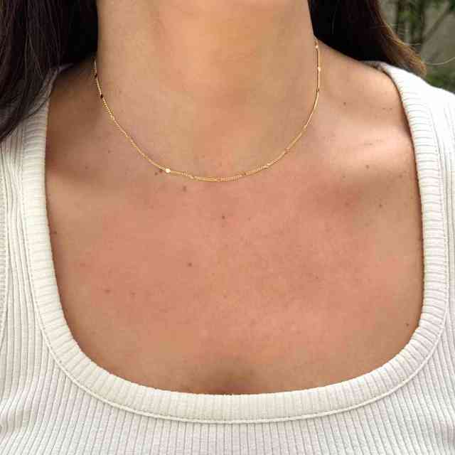 Choker mini plaquinhas em banho de ouro 18k