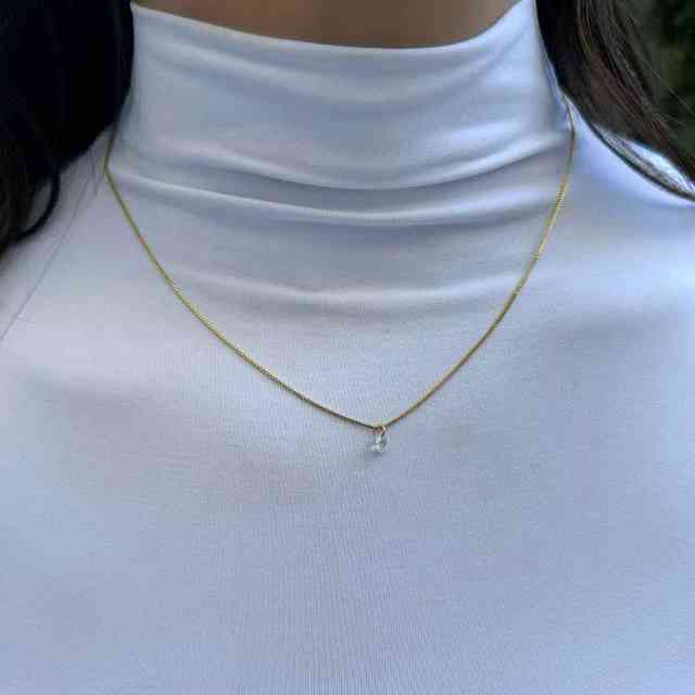 Colar com pingente de zircônia em banho de ouro 18k