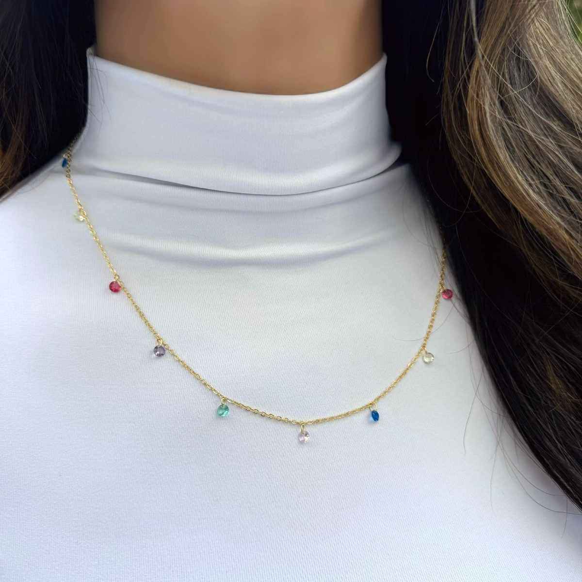 Colar com zircônias coloridas em banho de ouro 18k