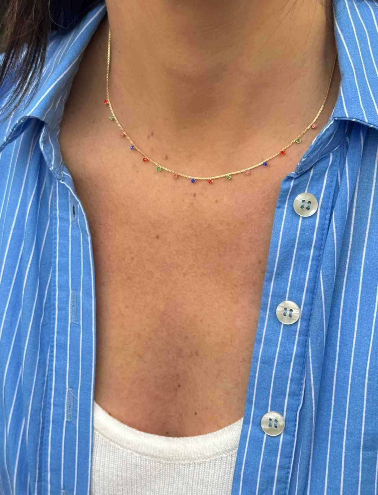 Colar com zircônias coloridas pendentes em banho de ouro 18k