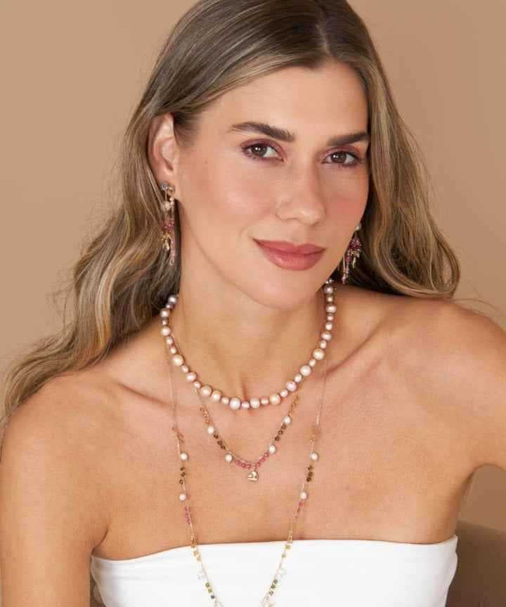 Colar em pérolas rosas