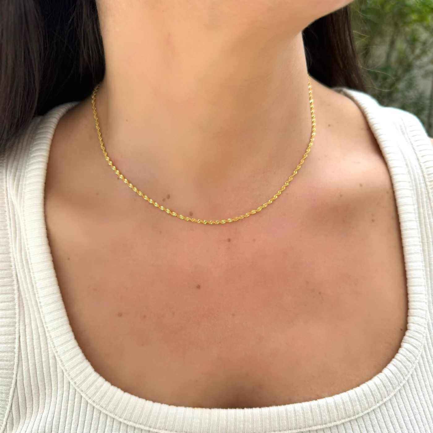 Colar espiral em banho de ouro 18k