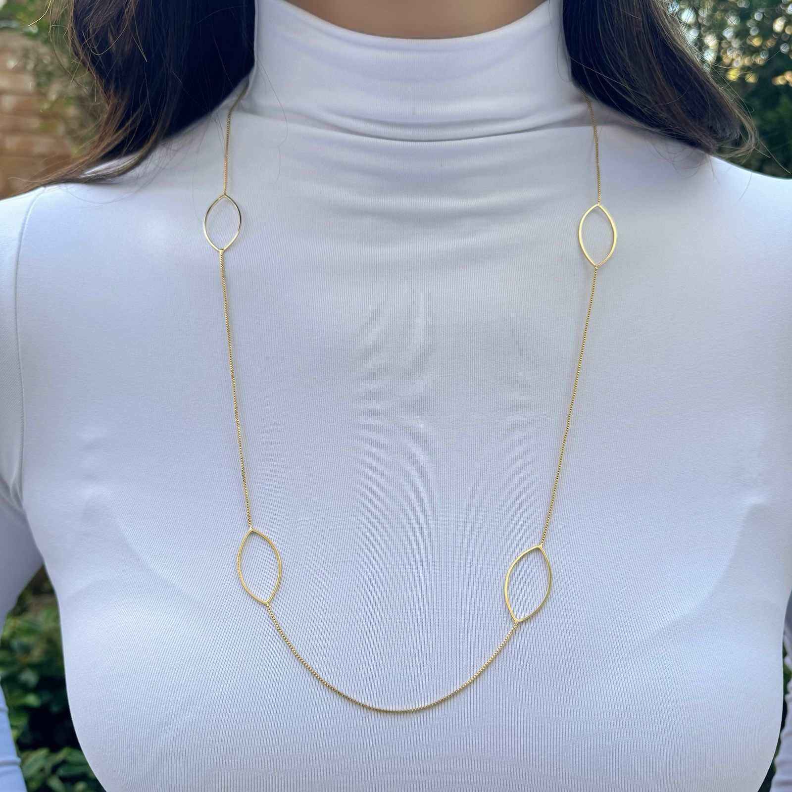 Colar folhas vazadas em banho de ouro 18k