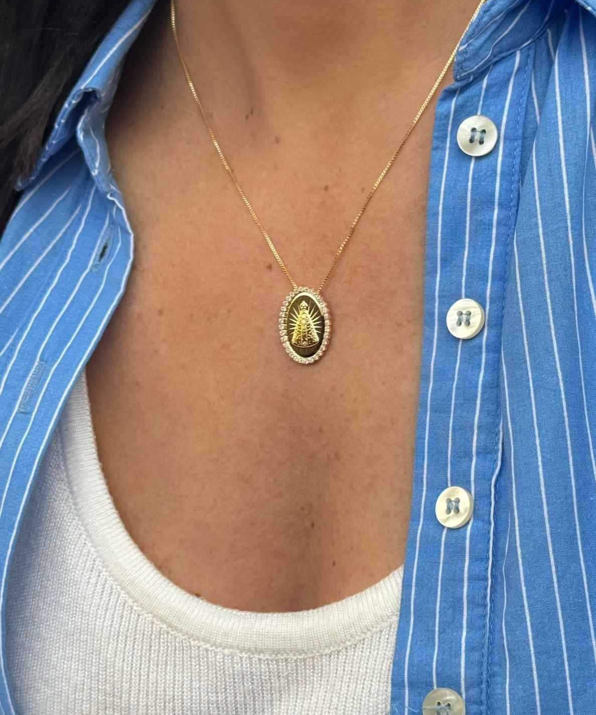 Colar medalha nossa senhora aparecida com zircônias em banho de ouro 18k