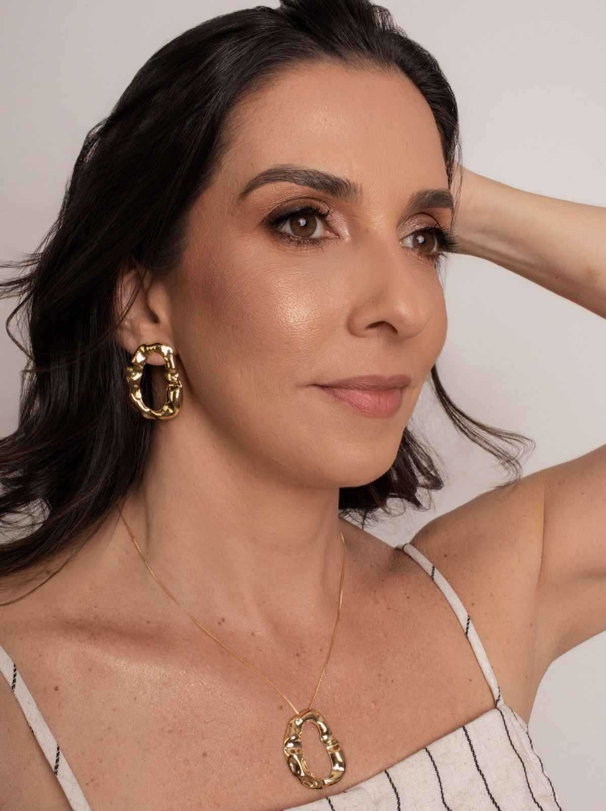 Colar orgânico efeito martelado em banho de ouro 18k