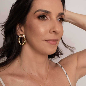 Colar orgânico efeito martelado em banho de ouro 18k