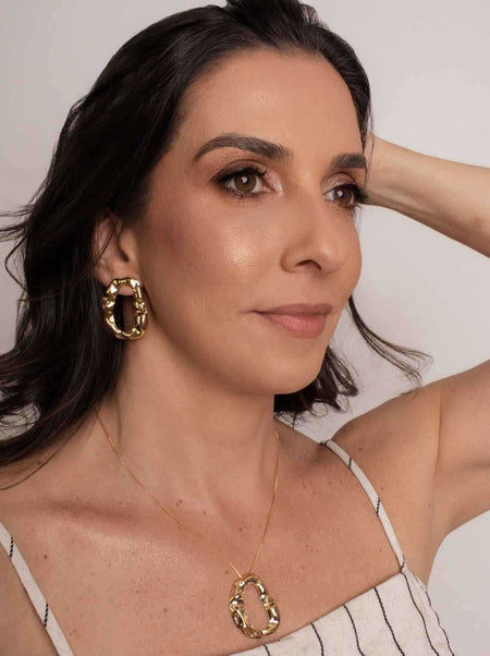 Colar orgânico efeito martelado em banho de ouro 18k