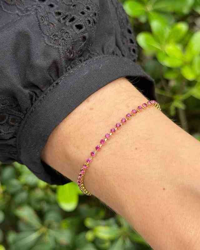 Pulseira riviera com zircônias rosas em banho de ouro 18k