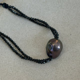 Pulseira Espinélio, Pérola Barroca e Macramê